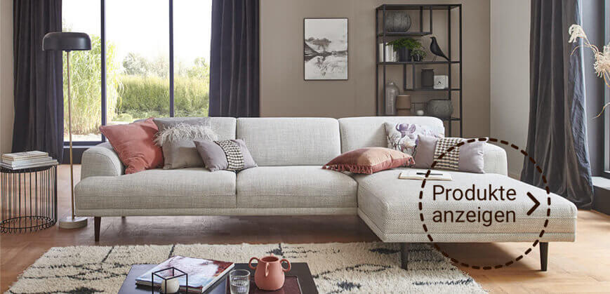 Rostrotes Sofa in modernem Wohnzimmer Rostrotes Sofa in modernem Wohnzimmer mit dunkelgrüner Decke und hölzernem Couchtisch