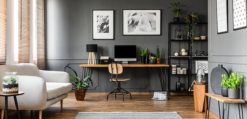 Homeoffice einrichten: Mit ein paar einfachen Tricks kannst du dein Büro zuhause schön gestalten und so produktiv arbeiten Gemütliches Arbeitszimmer mit Sofa, Schreibtisch und Teppich