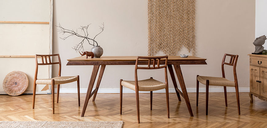 Esszimmer und 3 Stühle aus Holz stehen in einem Esszimmer mit Parkettboden

