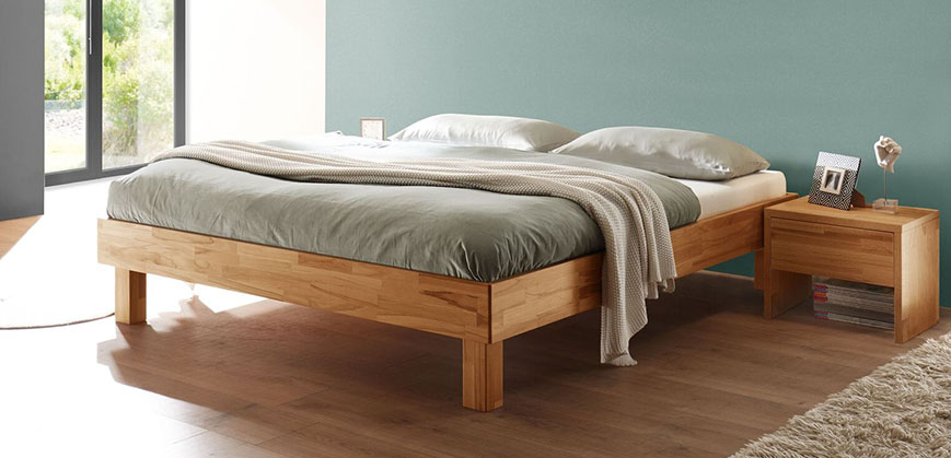 Gemütliches Bett aus Holz für zwei Personen