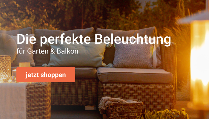 Gemütliche Terrasse mit Beleuchtung und Loungemöbeln