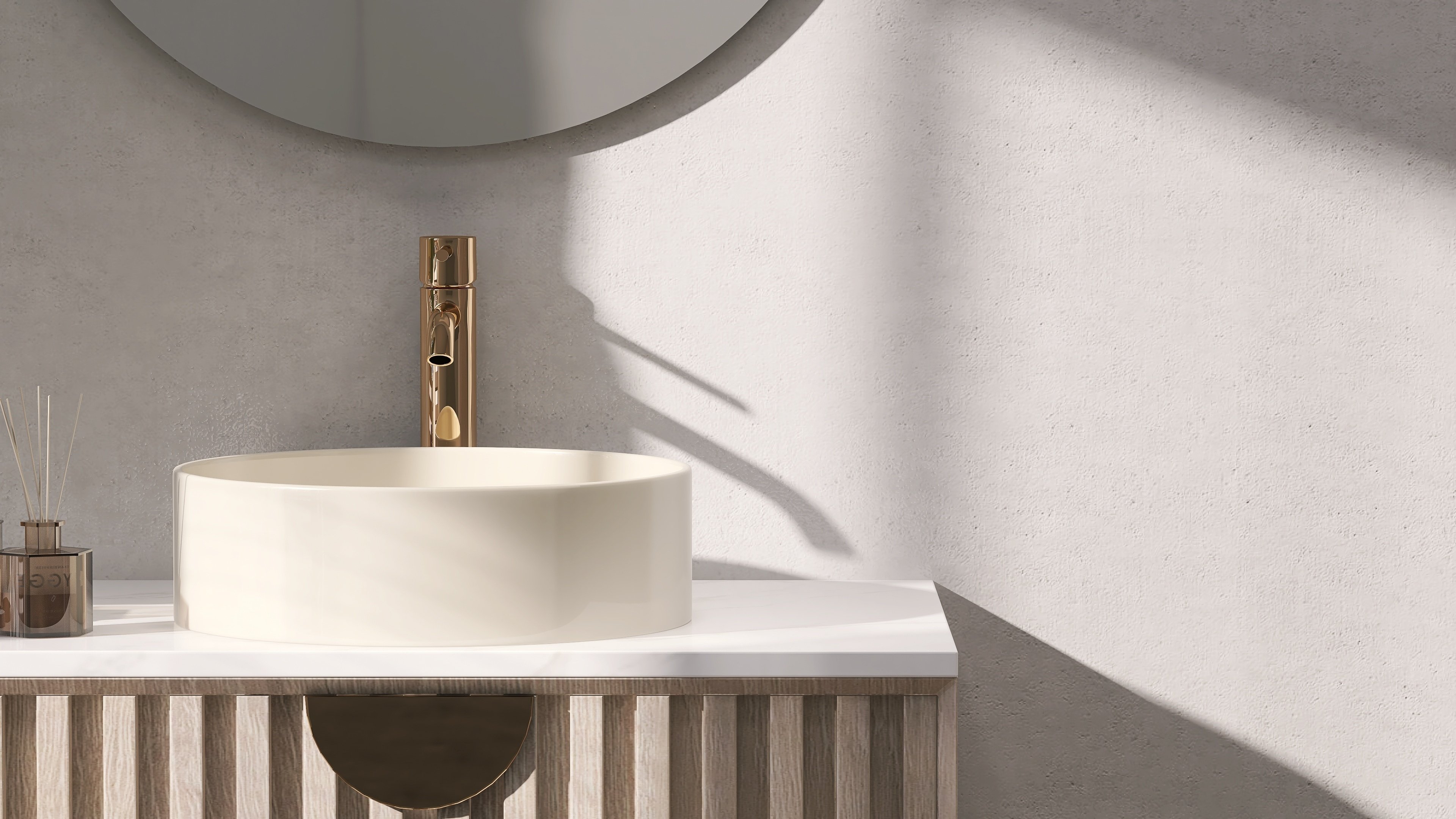 Ein aufgesetztes, rundes, weißes Waschbecken mit einem goldenen Wasserhahn.