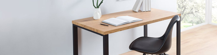 Büro-Ecke mit Schreibtisch und schwarzem Schreibtischstuhl