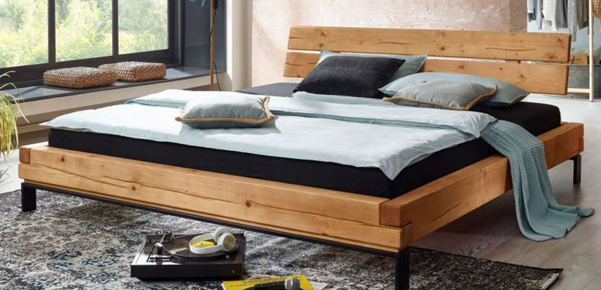 Futonbett aus Holz mit türkiser Bettwäsche