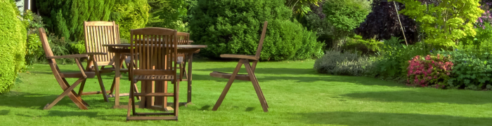 Gartenstühle aus Holz mit passendem Gartentisch