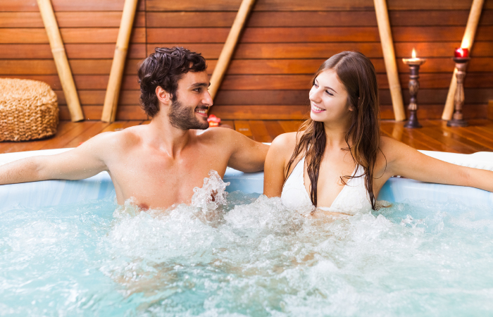 Ein Paar in einem Whirlpool